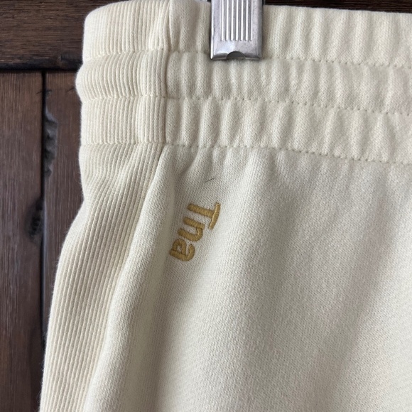 Aritzia TNA Cozy Fleece Boyfriend Shorts Elastic Waistband Pale Yellow Size M - Picture 3 of 7